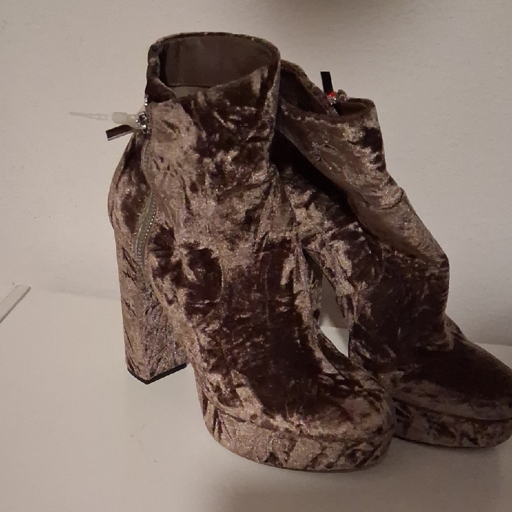 Gianni Bini NWOB Didier Suede Platform Block Heel Booties Size 8